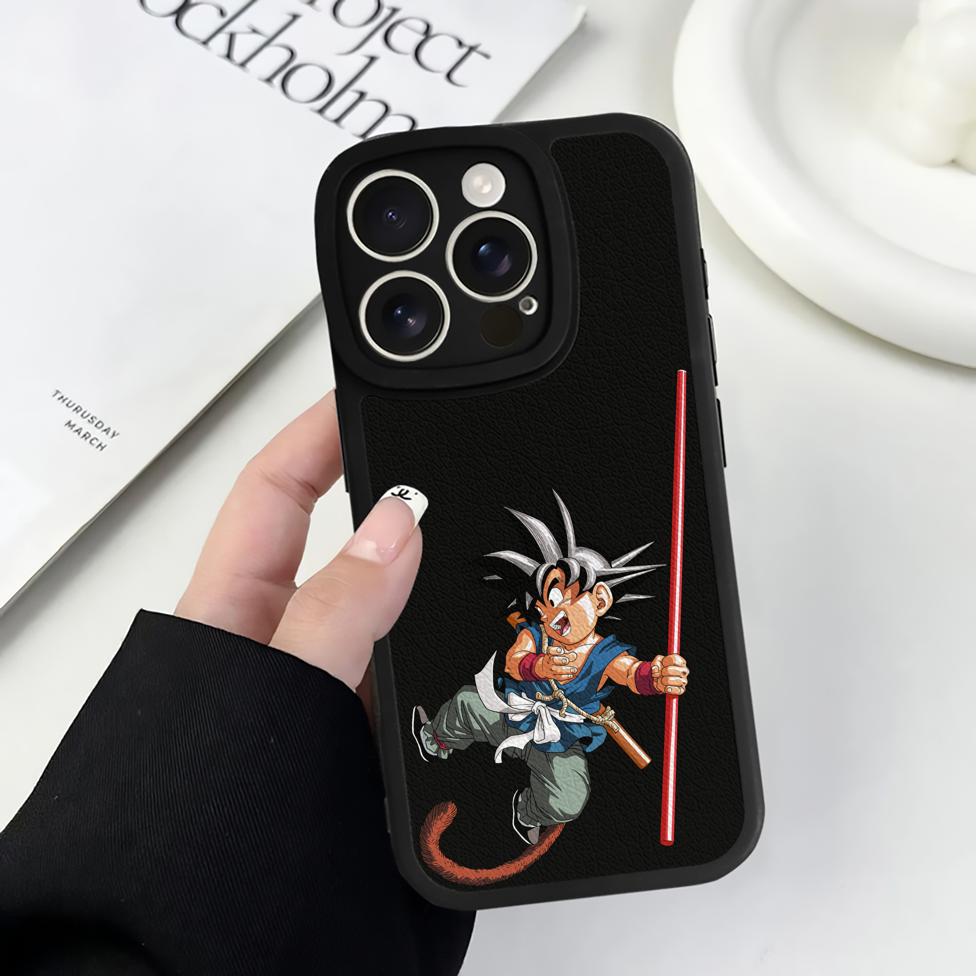 （画像用） ドラゴンボール 孫悟空（そん ごくう）Son Goku カカロット DRAGON BALL Kakarotto 【iPhone 16シリーズ対応】シリコンスマホケース（レザー調） 材質：シリコン